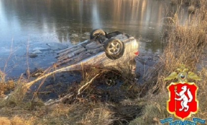 В Свердловской области автомобиль сбил рыбака и вылетел в реку