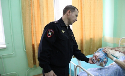 В Свердловской области автоинспекторы поздравили детей, пострадавших в ДТП, с Новым годом