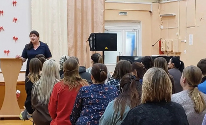 В Ирбите автоинспекторы учат родителей защищать детей на дороге